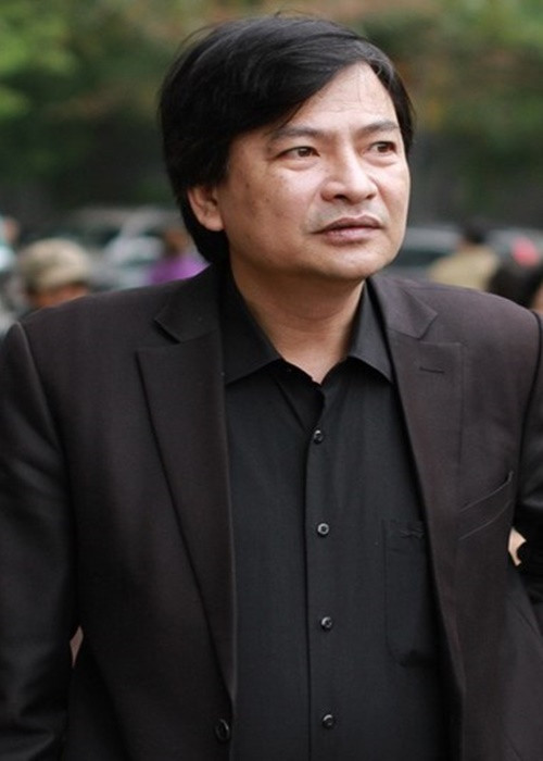 Trên Dân Trí, NSƯT Lê Tuấn - Trưởng phòng Nghệ thuật Nhà hát Chèo Hà Nội tiết lộ rằng NSND Quốc Anh sẵn sàng đi diễn không lấy cát-sê để ủng hộ Nhà hát sau khi nghỉ hưu. “Anh Quốc Anh nói, mặc dù về hưu nhưng sẽ luôn đồng hành, theo sát các anh em Nhà hát. Anh vẫn rất nhiệt huyết với sự nghiệp chèo và Nhà hát nên Nhà hát đi diễn ở đâu, cứ đề tên NSND Quốc Anh là anh sẽ lên đường, không cần cát-sê như đi diễn bên ngoài, chỉ cần hỗ trợ chút ít chi phí xăng xe", nghệ sĩ Lê Tuấn cho hay. Ảnh: Gia đình xã hội