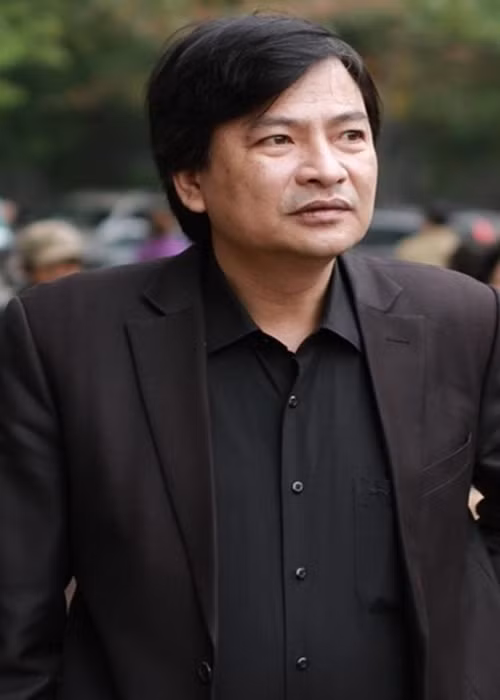 Trên Dân Trí, NSƯT Lê Tuấn - Trưởng phòng Nghệ thuật Nhà hát Chèo Hà Nội tiết lộ rằng NSND Quốc Anh sẵn sàng đi diễn không lấy cát-sê để ủng hộ Nhà hát sau khi nghỉ hưu. “Anh Quốc Anh nói, mặc dù về hưu nhưng sẽ luôn đồng hành, theo sát các anh em Nhà hát. Anh vẫn rất nhiệt huyết với sự nghiệp chèo và Nhà hát nên Nhà hát đi diễn ở đâu, cứ đề tên NSND Quốc Anh là anh sẽ lên đường, không cần cát-sê như đi diễn bên ngoài, chỉ cần hỗ trợ chút ít chi phí xăng xe", nghệ sĩ Lê Tuấn cho hay. Ảnh: Gia đình xã hội