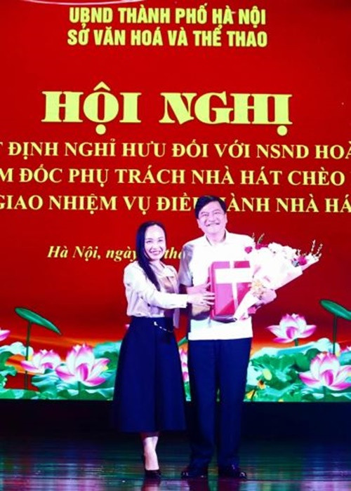 NSƯT Thu Huyền thay NSND Quốc Anh điều hành Nhà hát Chèo Hà Nội. Chia sẻ với Tiền Phong, Thu Huyền cho biết: “Anh Quốc Anh là một trong những nghệ sĩ hàng đầu của sân khấu chèo. Tài năng của anh được chứng minh và thể hiện bằng sự ghi nhận, yêu mến của khán giả. Anh cống hiến cho nghệ thuật chèo nói chung và Nhà hát Chèo Hà Nội nói riêng. Trong những năm lãnh đạo Nhà hát Chèo Hà Nội, anh vô cùng tâm huyết để đưa nghệ thuật chèo đến với khán giả, tâm huyết với nghề và sống tình cảm với anh em của nhà hát. Dưới thời lãnh đạo của anh, nhà hát xây dựng được rất nhiều tác phẩm nổi tiếng, giữ vững được thương hiệu riêng của Nhà hát Chèo Hà Nội”. Ảnh: Dân Trí