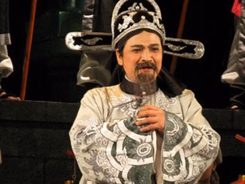 Ở Nhà hát chèo Hà Nội, NSND Quốc Anh được đạo diễn Doãn Hoàng Giang giao cho vai danh nhân văn hóa Nguyễn Trãi trong vở “Oan khuất một thời”. Ảnh: Thể thao văn hóa