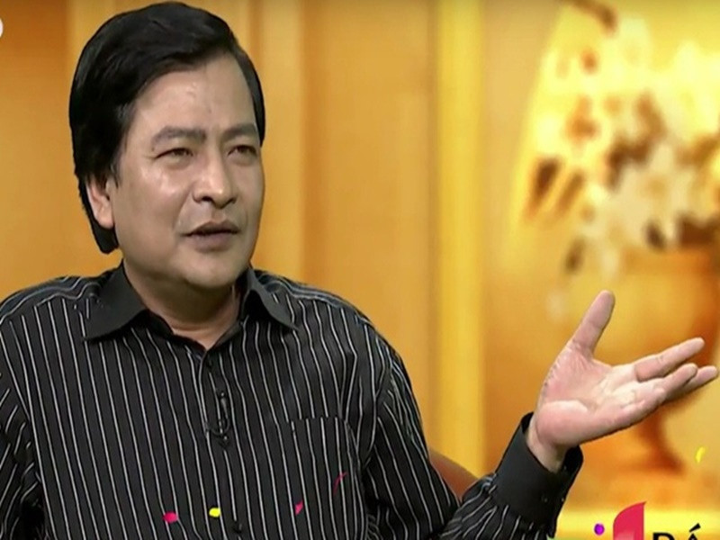 Theo Thể thao văn hóa, nghệ sĩ Quốc Anh sinh năm 1962 tại Vĩnh Lộc, Thanh Hoá. Năm 16 tuổi, anh ra Hà Nội theo học Trường Nghệ thuật Việt Nam (nay là Đại học Sân khấu điện ảnh), đồng thời là diễn viên của Nhà hát chèo Việt Nam. Sau hơn 30 năm gắn bó với Nhà hát chèo Việt Nam, Quốc Anh chuyển về Nhà hát chèo Hà Nội. Ảnh: Tổ Quốc