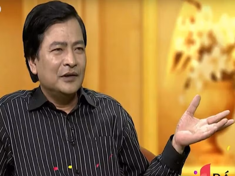 Theo Thể thao văn hóa, nghệ sĩ Quốc Anh sinh năm 1962 tại Vĩnh Lộc, Thanh Hoá. Năm 16 tuổi, anh ra Hà Nội theo học Trường Nghệ thuật Việt Nam (nay là Đại học Sân khấu điện ảnh), đồng thời là diễn viên của Nhà hát chèo Việt Nam. Sau hơn 30 năm gắn bó với Nhà hát chèo Việt Nam, Quốc Anh chuyển về Nhà hát chèo Hà Nội. Ảnh: Tổ Quốc