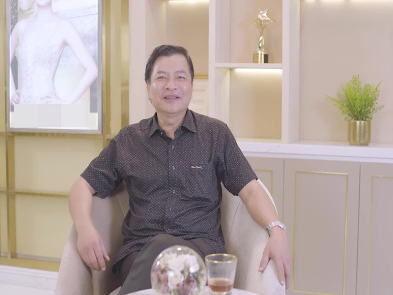 NSND Quốc Anh còn gây chú ý khi vào vai quan lớn "rởm" trong vở "Quan lớn về làng". Vở diễn này đoạt huy chương vàng trong cuộc thi Chèo hiện đại toàn quốc 2011. Ảnh: An ninh thủ đô