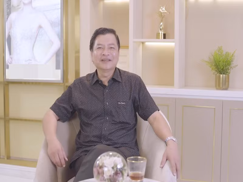 NSND Quốc Anh còn gây chú ý khi vào vai quan lớn "rởm" trong vở "Quan lớn về làng". Vở diễn này đoạt huy chương vàng trong cuộc thi Chèo hiện đại toàn quốc 2011. Ảnh: An ninh thủ đô