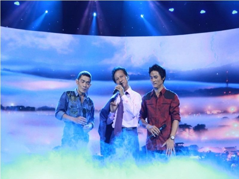 Chế Phi (ngoài cùng bên trái) sinh năm 1971, là con trai của Chế Linh với người vợ đầu. Ảnh: Báo Tin Tức