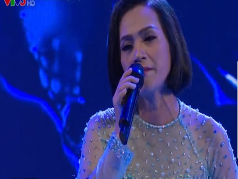 Lệ Thi là con gái Chế Linh. Sau khi kết hôn, cô gạt bỏ niềm đam mê nghệ thuật vì chồng cô không muốn vợ tiếp tục theo nghiệp diễn viên kịch, diễn viên lồng tiếng. Khi trở lại cuộc sống độc thân, Lệ Thi theo đuổi nghệ thuật. Ảnh chụp màn hình