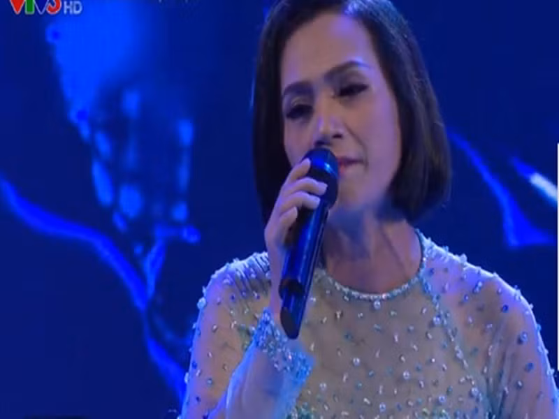 Lệ Thi là con gái Chế Linh. Sau khi kết hôn, cô gạt bỏ niềm đam mê nghệ thuật vì chồng cô không muốn vợ tiếp tục theo nghiệp diễn viên kịch, diễn viên lồng tiếng. Khi trở lại cuộc sống độc thân, Lệ Thi theo đuổi nghệ thuật. Ảnh chụp màn hình