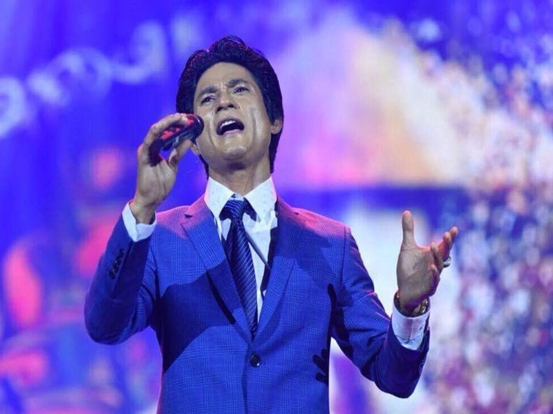 Chế Kha sinh năm 1973, là con của Chế Linh và vợ thứ ba. Những năm 1990, Chế Kha bắt đầu ca hát. Nam ca sĩ từng chia sẻ, anh không mơ mộng thành người nổi tiếng vì sợ sự nổi tiếng làm thay đổi con người. Ảnh: Vietnamnet