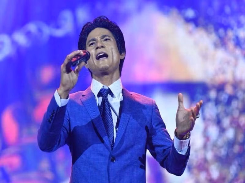 Chế Kha sinh năm 1973, là con của Chế Linh và vợ thứ ba. Những năm 1990, Chế Kha bắt đầu ca hát. Nam ca sĩ từng chia sẻ, anh không mơ mộng thành người nổi tiếng vì sợ sự nổi tiếng làm thay đổi con người. Ảnh: Vietnamnet