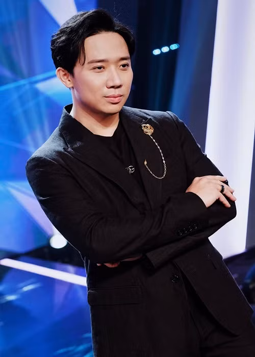 Tháng 1/2022, kênh YouTube chính thức của Trấn Thành đăng tải đoạn clip ghi lại hậu trường buổi quay web drama do anh sản xuất. Đáng chú ý, một diễn viên trong đoàn tiết lộ: "Tôi nói thật, trước giờ tôi chưa thấy diễn viên nào tài sản 1.000 tỷ như Trấn Thành mà diễn không cần cascadeur". Trước chia sẻ này, Trấn Thành không có động thái phủ nhận việc sở hữu tài sản nghìn tỷ. Ảnh: FBNV