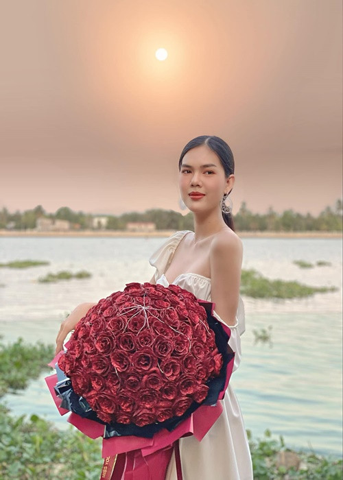 Sau khi thừa nhận xuống tóc vì trải qua loạt biến cố, Ngọc Trinh bất ngờ tố bị tình cũ - cầu thủ Liễu Quang Vinh “cắm sừng” trước hôn lễ. Cụ thể, chân dài cho biết, cuối tháng 5/2021, cô phát hiện người yêu ngoại tình.