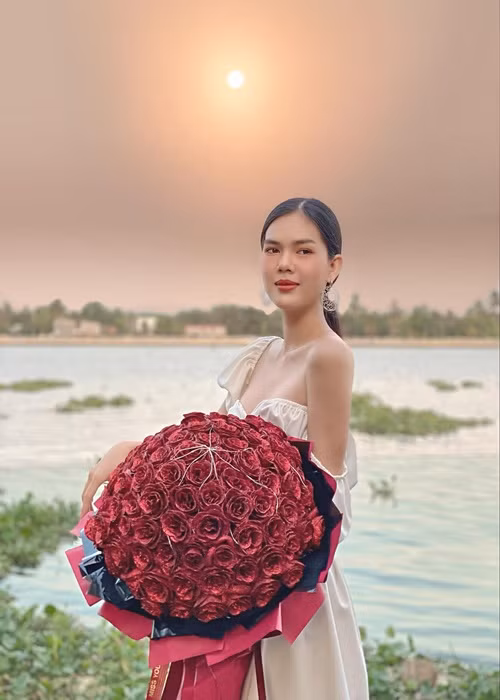 Sau khi thừa nhận xuống tóc vì trải qua loạt biến cố, Ngọc Trinh bất ngờ tố bị tình cũ - cầu thủ Liễu Quang Vinh “cắm sừng” trước hôn lễ. Cụ thể, chân dài cho biết, cuối tháng 5/2021, cô phát hiện người yêu ngoại tình.