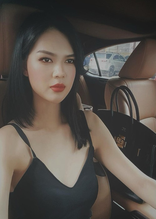 Trên trang cá nhân, Lê Ngọc Trinh bất ngờ tố bố mẹ nuôi, anh chị nuôi. Theo nữ người mẫu, bố mẹ nuôi và anh chị nuôi đang nợ tiền cô nhưng không chịu trả.