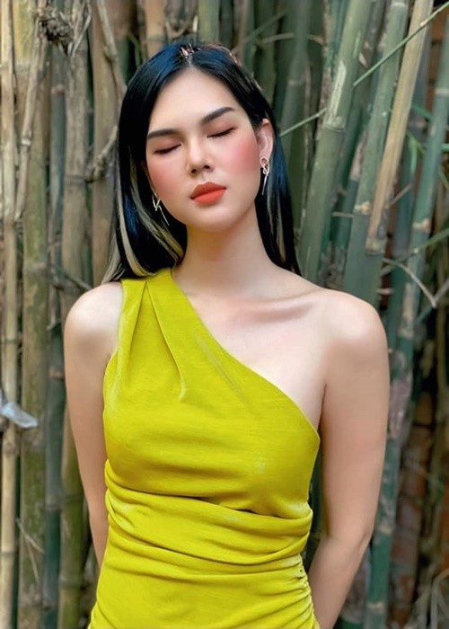 Không những vậy, Ngọc Trinh còn cho biết, những người mà cô coi là gia đình thứ 2 tung tin rằng đã và đang giúp đỡ cô trong cuộc sống lẫn sự nghiệp. “Tôi dám vỗ ngực tuyên bố rằng những gì tôi có được ngày hôm nay chưa hề có sự nhúng tay, có bất kỳ thế lực hay cá nhân nào đứng phía sau nhé”, mỹ nhân gốc Cần Thơ khẳng định.