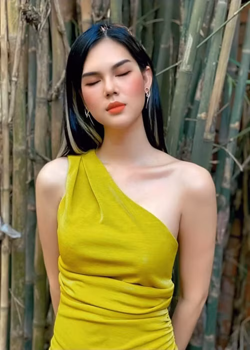 Không những vậy, Ngọc Trinh còn cho biết, những người mà cô coi là gia đình thứ 2 tung tin rằng đã và đang giúp đỡ cô trong cuộc sống lẫn sự nghiệp. “Tôi dám vỗ ngực tuyên bố rằng những gì tôi có được ngày hôm nay chưa hề có sự nhúng tay, có bất kỳ thế lực hay cá nhân nào đứng phía sau nhé”, mỹ nhân gốc Cần Thơ khẳng định.