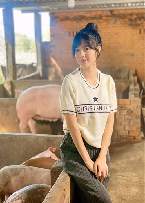 Chia sẻ về gia đình, trong cuộc phỏng vấn với Gia đình Việt Nam năm 2016, người mẫu Ngọc Trinh cho hay, gia đình cô rất nghèo, cô phải nghỉ học để đi làm phụ giúp gia đình. Người đẹp lên TPHCM lập nghiệp rồi tình cờ đi vào nghệ thuật. Theo Ngọc Trinh, cô sống nội tâm, không có bạn trong 2 năm ở TPHCM.