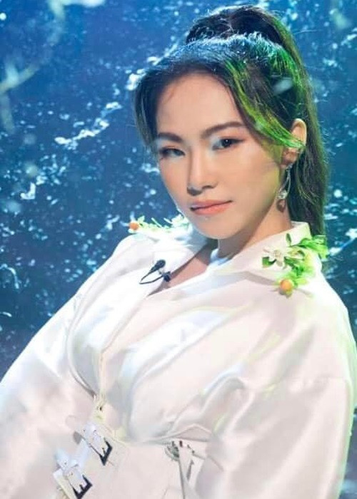 Trong vài năm gần đây, Lương Bích Hữu vẫn tích cực ca hát. Ảnh: FBNV