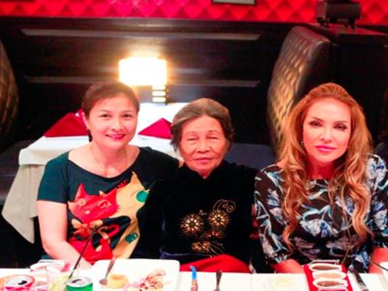 Trở về nước nhiều lần nhưng Thanh Hà chỉ gặp lại mẹ ruột một lần. Nữ ca sĩ thừa nhận vẫn giận mẹ vì không hiểu vì sao bà lại từ bỏ mình. Đến năm 2017, Thanh Hà gặp lại mẹ ruột trong chương trình Sau ánh hào quang. Nữ ca sĩ chia sẻ, cuộc gặp không thể gỡ được những khúc mắc trong lòng cô. Tuy nhiên, bỏ qua tất cả, Thanh Hà đi ăn cùng mẹ ruột. Ảnh: Zing