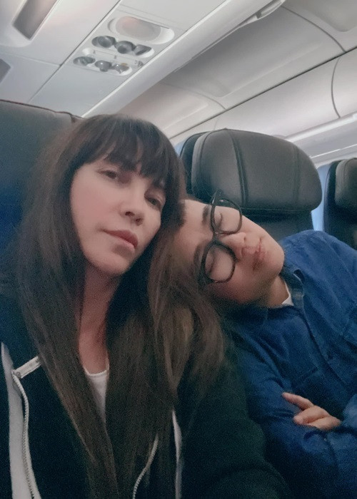 Thành danh tại hải ngoại, Thanh Hà có đường tình duyên lận đận. Nữ ca sĩ từng trải qua 2 cuộc hôn nhân, có một cô con gái. Hồi đầu năm 2022, danh ca Thanh Hà xác nhận chia tay bạn trai lâu năm Roland. Hiện tại, cô vướng nghi vấn tình cảm đồng giới với nhạc sĩ Phương Uyên. Ảnh: FBNV