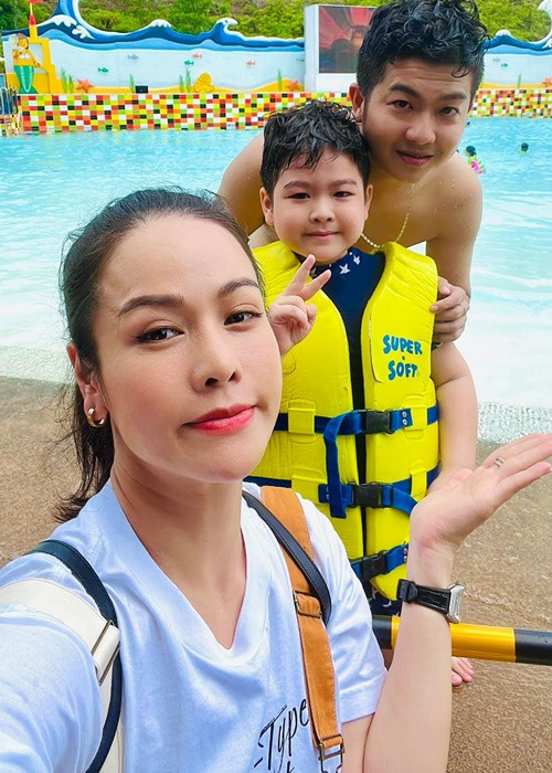 Con trai Nhật Kim Anh có chuyến du lịch hè vui vẻ bên bố mẹ sau khi kết thúc năm học.