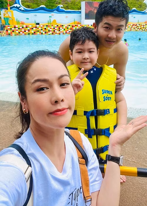 Con trai Nhật Kim Anh có chuyến du lịch hè vui vẻ bên bố mẹ sau khi kết thúc năm học.