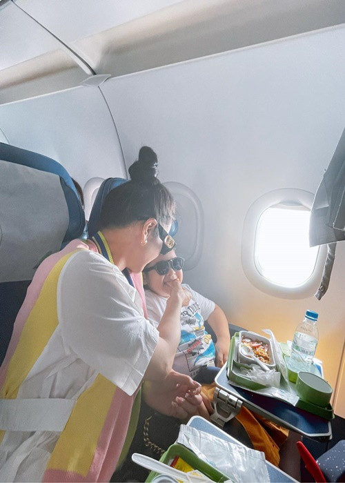 Bé Putin được mẹ cưng chiều trong suốt chuyến đi.