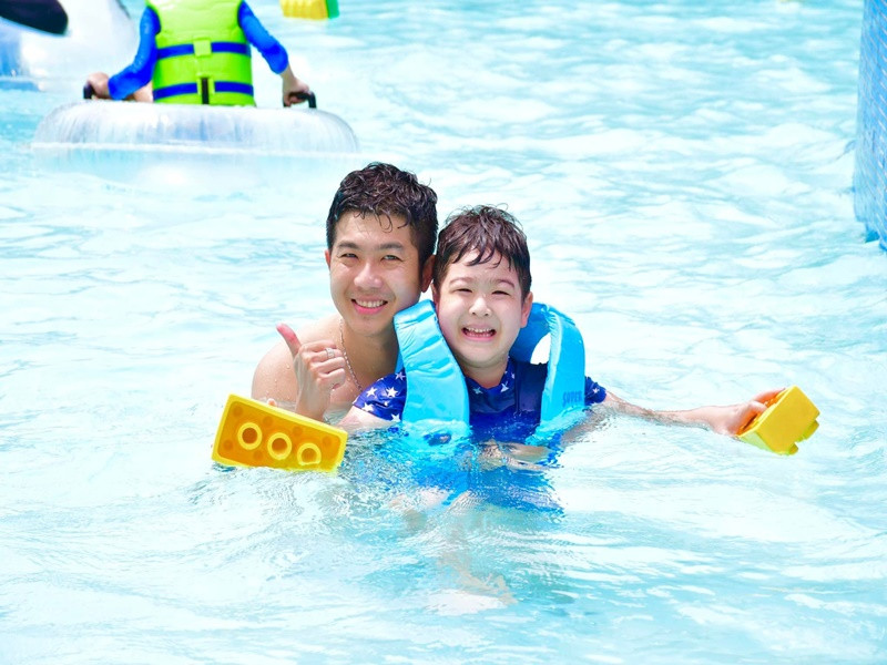 Cậu nhóc có nhiều khoảnh khắc vui vẻ bên bố trong chuyến du lịch hè.