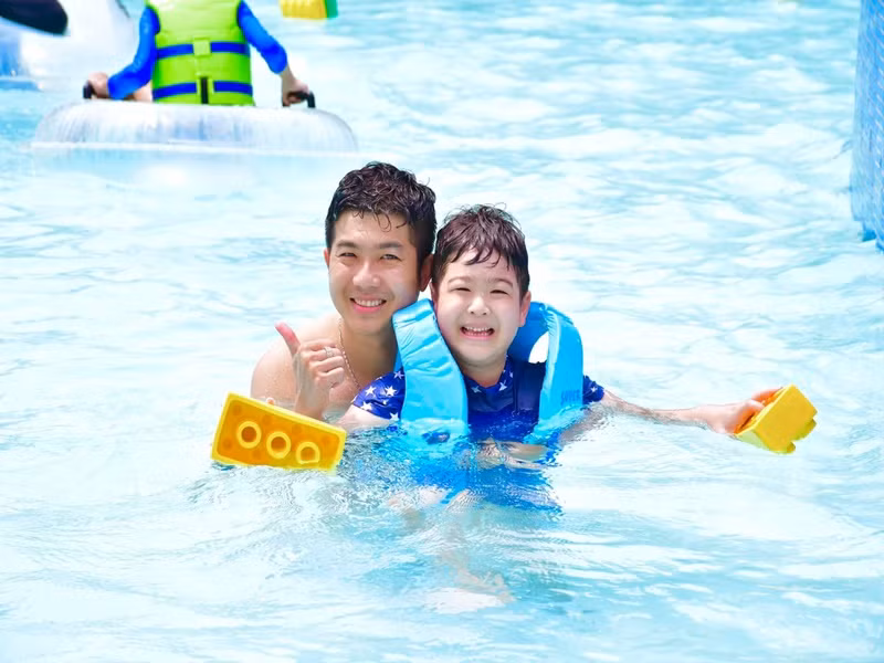 Cậu nhóc có nhiều khoảnh khắc vui vẻ bên bố trong chuyến du lịch hè.