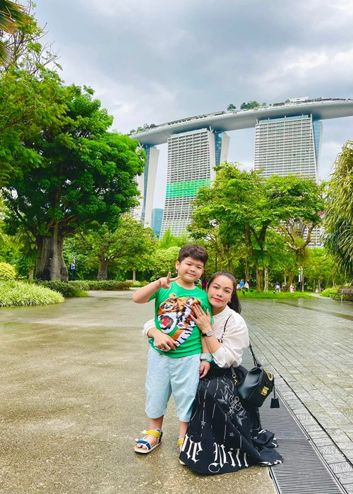 Nhật Kim Anh cùng chồng cũ và con trai đang du lịch ở Singapore.