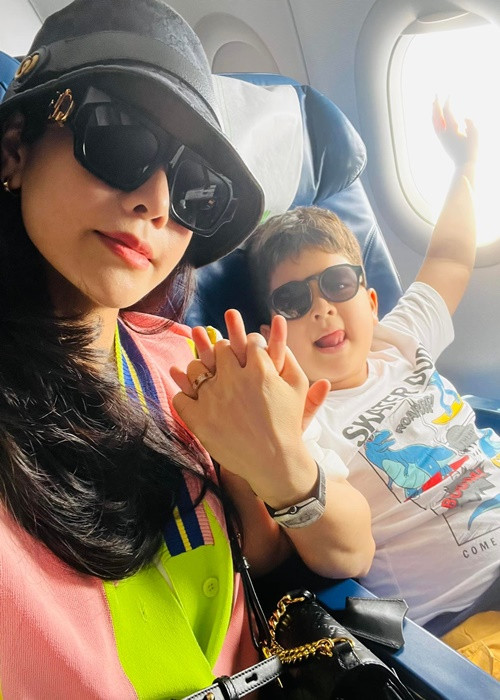 Hai mẹ con nắm tay nhau không rời.