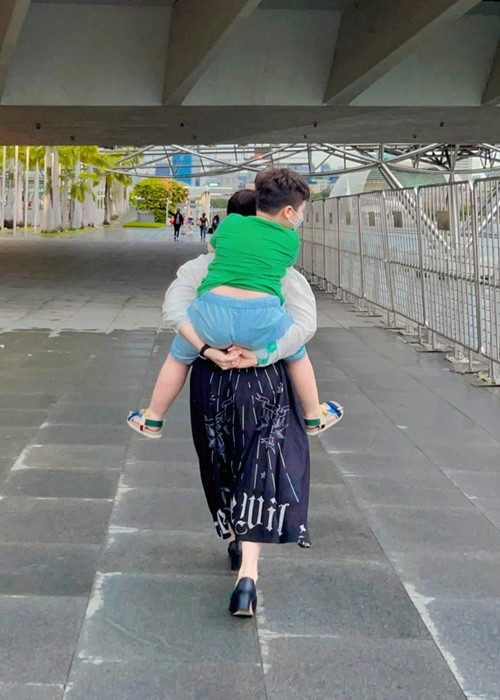 Cách đây không lâu, khi một cư dân mạng để lại bình luận mong Nhật Kim Anh và chồng cũ quay lại vì con trai, nữ diễn viên cho hay: "Dạ như vậy là đủ vui và hạnh phúc, hòa bình rồi ạ, nhiều khi hàn gắn lại không được vậy đâu ạ”.