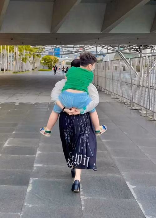 Cách đây không lâu, khi một cư dân mạng để lại bình luận mong Nhật Kim Anh và chồng cũ quay lại vì con trai, nữ diễn viên cho hay: "Dạ như vậy là đủ vui và hạnh phúc, hòa bình rồi ạ, nhiều khi hàn gắn lại không được vậy đâu ạ”.