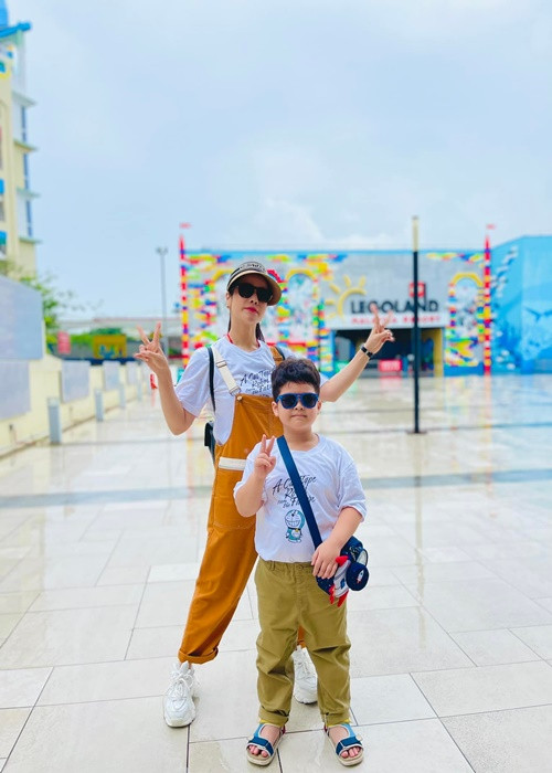 Đây là chuyến du lịch nước ngoài đầu tiên của Nhật Kim Anh và con trai.