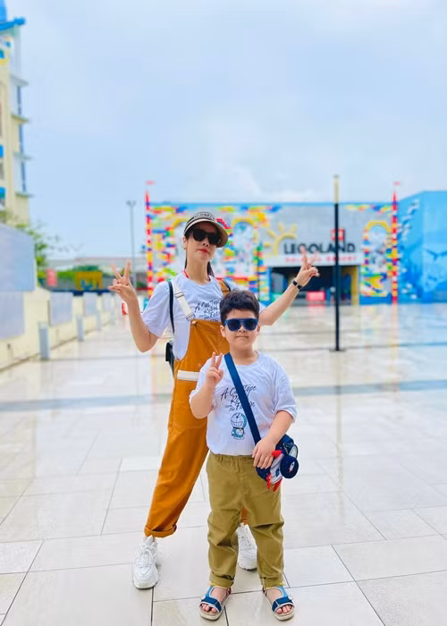 Đây là chuyến du lịch nước ngoài đầu tiên của Nhật Kim Anh và con trai.