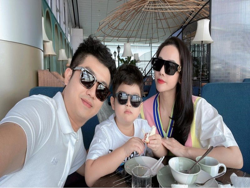 Nhận được 2 giấy khen và phần thưởng, bé Putin - con trai của Nhật Kim Anh và doanh nhân Bửu Lộc đang có chuyến du lịch nước ngoài cùng bố mẹ.