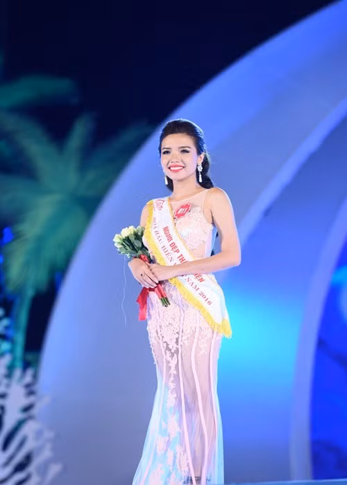 Khánh Phương từng giành danh hiệu Á khôi cuộc thi Nữ sinh duyên dáng Đại học Nha Trang, lọt top 50 chung kết cuộc thi Nữ sinh viên Việt Nam 2014, top 70 Hoa hậu Hoàn vũ Việt Nam 2015, đoạt danh hiệu Á hậu 2 cuộc thi Hoa hậu Biển Việt Nam 2016.