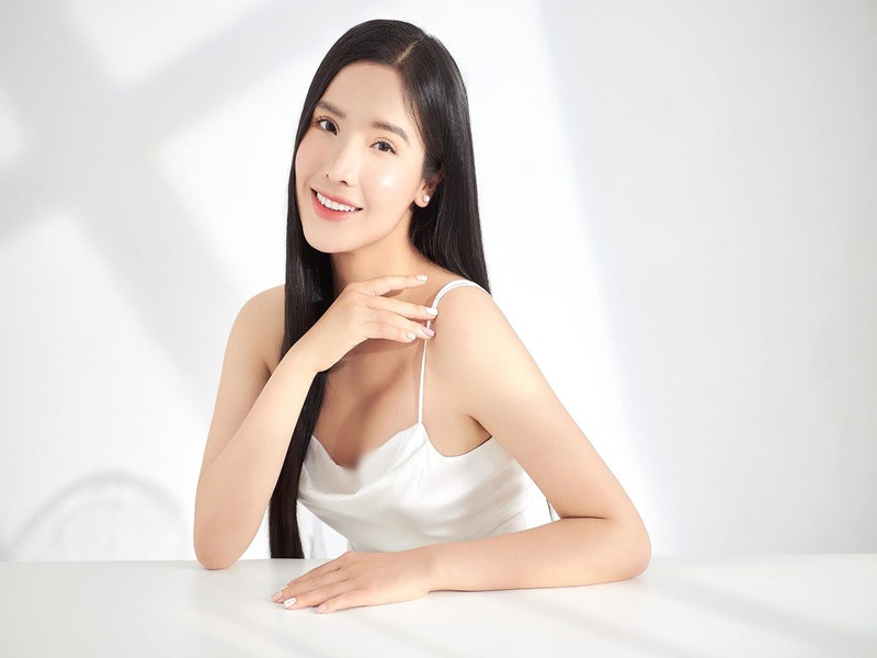 Khánh Phương từng gặp rắc rối về vấn đề tiền nong. Cụ thể, tháng 1/2019, Thùy Trang - chị gái của Hoa hậu Đại dương Đặng Thu Thảo cho biết, năm 2016, Khánh Phương vay 300 triệu và thỏa thuận sẽ làm việc cho Thùy Trang để trả nợ. Tuy nhiên, theo Thùy Trang, Khánh Phương sau đó hủy thỏa thuận và hứa trả góp mỗi tháng 10 triệu. Thế nhưng, chỉ được 4 tháng, Khánh Phương không trả nữa.