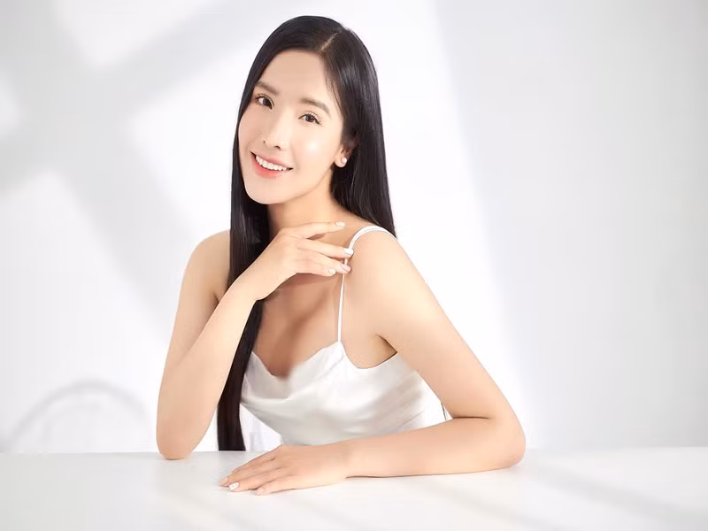 Khánh Phương từng gặp rắc rối về vấn đề tiền nong. Cụ thể, tháng 1/2019, Thùy Trang - chị gái của Hoa hậu Đại dương Đặng Thu Thảo cho biết, năm 2016, Khánh Phương vay 300 triệu và thỏa thuận sẽ làm việc cho Thùy Trang để trả nợ. Tuy nhiên, theo Thùy Trang, Khánh Phương sau đó hủy thỏa thuận và hứa trả góp mỗi tháng 10 triệu. Thế nhưng, chỉ được 4 tháng, Khánh Phương không trả nữa.