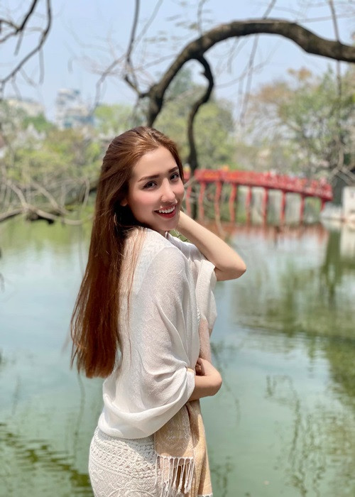 Vài tháng qua, người đẹp sinh năm 1995 thường xuyên xuất hiện với hình ảnh giản dị, kín đáo.