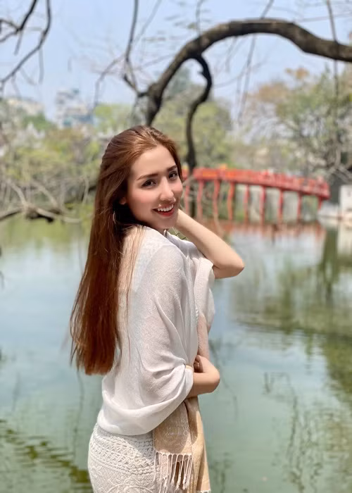 Vài tháng qua, người đẹp sinh năm 1995 thường xuyên xuất hiện với hình ảnh giản dị, kín đáo.