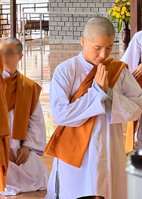 Trên trang cá nhân, Khánh Phương chia sẻ hình ảnh xuống tóc.