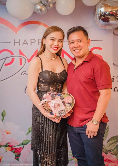 Cuối năm 2018, Giang Hồng Ngọc thừa nhận có thai và đã sinh con trai tại Mỹ. Tháng 11/2019, Giang Hồng Ngọc tổ chức đám cưới với ông xã Xuân Văn. Theo Thời Đại, ông xã của Giang Hồng Ngọc là một doanh nhân có tiếng. Anh sinh ra, lớn lên tại Thái Bình nhưng làm việc ở TP.HCM và nước ngoài. Chồng của Giang Hồng Ngọc cũng có mối quan hệ thân quen với nhiều nghệ sĩ trong showbiz Việt.