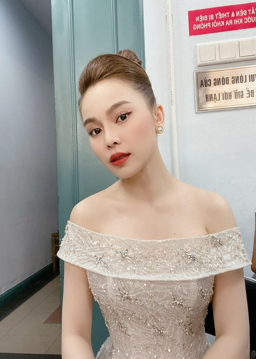 Năm 2018, Giang Hồng Ngọc bày tỏ mong muốn trở thành Lệ Quyên thứ 2. Về phía Lệ Quyên, cô không ngần ngại nhận xét cách hát của đàn em có rất nhiều vấn đề.