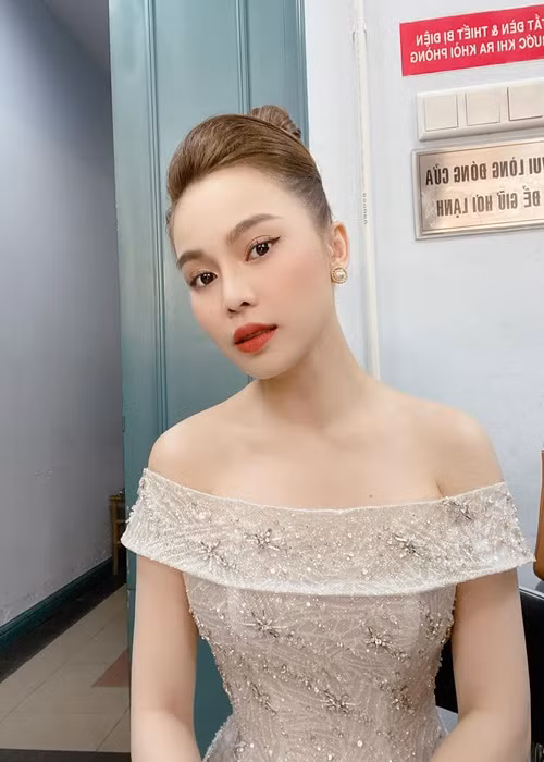 Năm 2018, Giang Hồng Ngọc bày tỏ mong muốn trở thành Lệ Quyên thứ 2. Về phía Lệ Quyên, cô không ngần ngại nhận xét cách hát của đàn em có rất nhiều vấn đề.