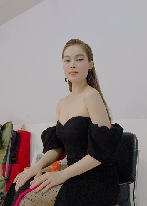 Nữ ca sĩ chuộng mặc trang phục trễ vai, cúp ngực, xẻ ngực sâu.