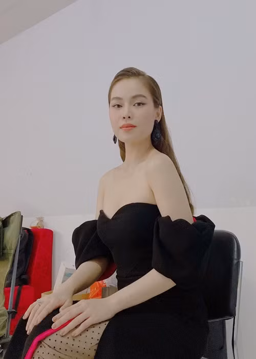 Nữ ca sĩ chuộng mặc trang phục trễ vai, cúp ngực, xẻ ngực sâu.