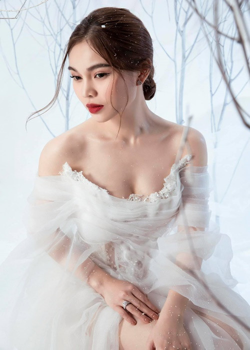 Trẻ trung, gợi cảm, Giang Hồng Ngọc không tránh khỏi sự theo đuổi của các fan nam. Theo nữ ca sĩ, cô phiền lòng vì bị một vài fan cuồng nhắn tin với nội dung khiếm nhã.