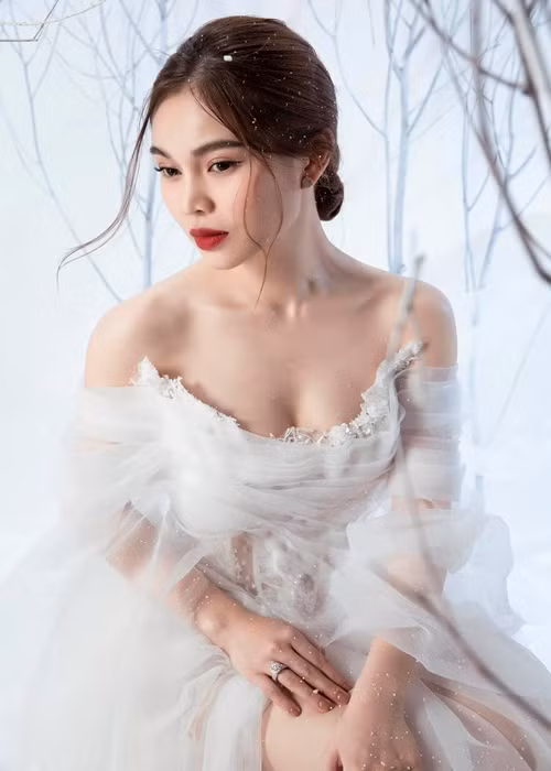 Trẻ trung, gợi cảm, Giang Hồng Ngọc không tránh khỏi sự theo đuổi của các fan nam. Theo nữ ca sĩ, cô phiền lòng vì bị một vài fan cuồng nhắn tin với nội dung khiếm nhã.