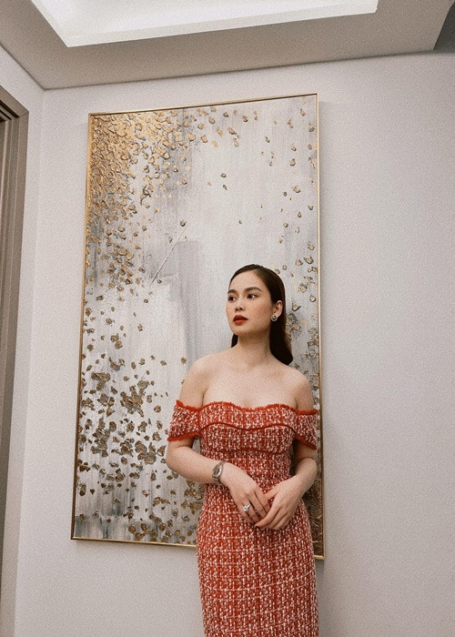 Váy áo trễ vai, xẻ ngực sâu tôn vòng một căng đầy của Giang Hồng Ngọc.