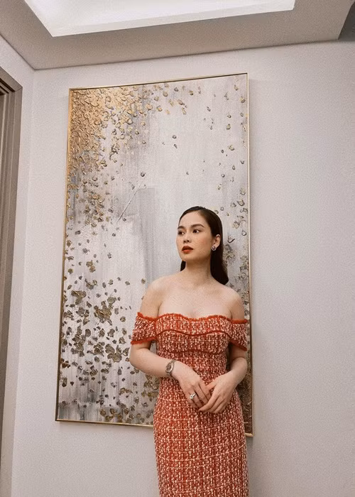 Váy áo trễ vai, xẻ ngực sâu tôn vòng một căng đầy của Giang Hồng Ngọc.